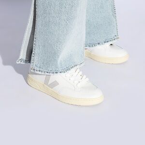 Veja Sneakers v-12 Size 7 grey and white